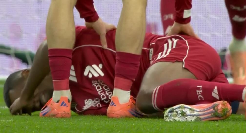 isak gets hurt in match against tottenham